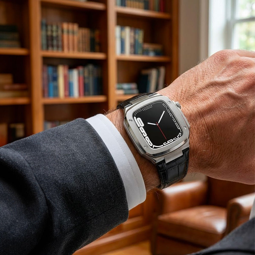 Bracelet montre en cuir noir avec coque intégrée métallique gris, design armure moderne, boucle ardillon, porté au poignet.