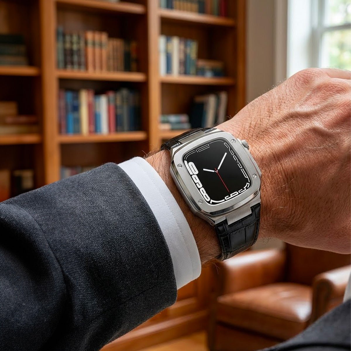 Bracelet montre en cuir noir avec coque intégrée métallique gris, design armure moderne, boucle ardillon, porté au poignet.