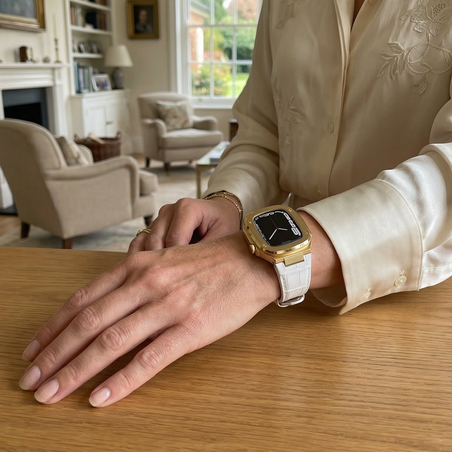 Bracelet montre cuir blanc avec coque intégrée dorée, boucle ardillon, design armure moderne, Apple Watch.