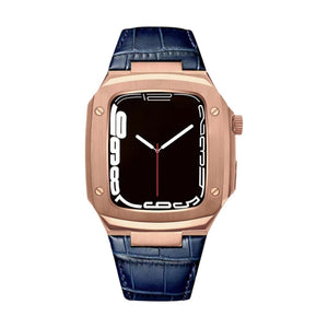 Bracelet montre cuir bleu croco avec coque intégrée en métal rose doré au design armure moderne.