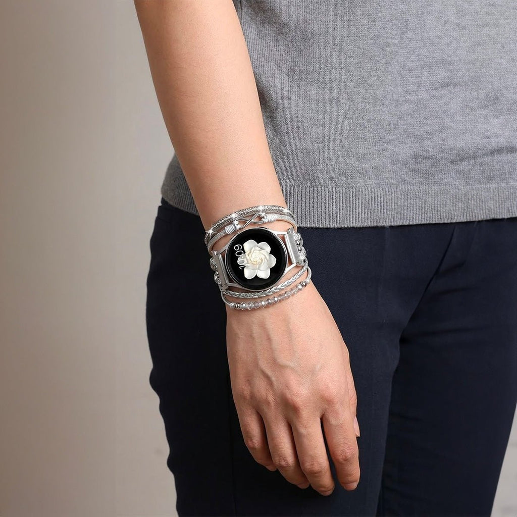 Bracelet montre multi-rangs simulant cuir vegan beige avec perles blanches et motif infini argenté sur montre Samsung 20mm.