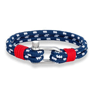 Bracelet marin en corde nautique bleu à motifs blancs avec fermoir mousqueton argenté et détails rouges.