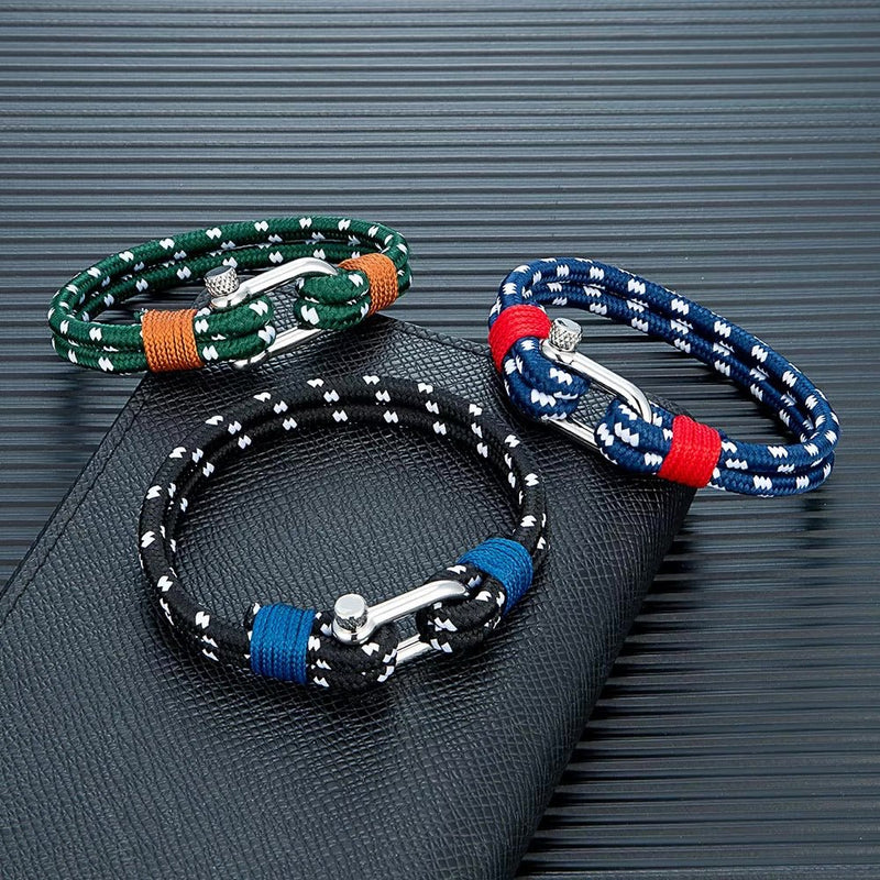 Trois bracelets marins en corde nautique avec mousquetons métal, couleurs vert, bleu, noir et touches rouges et orange.