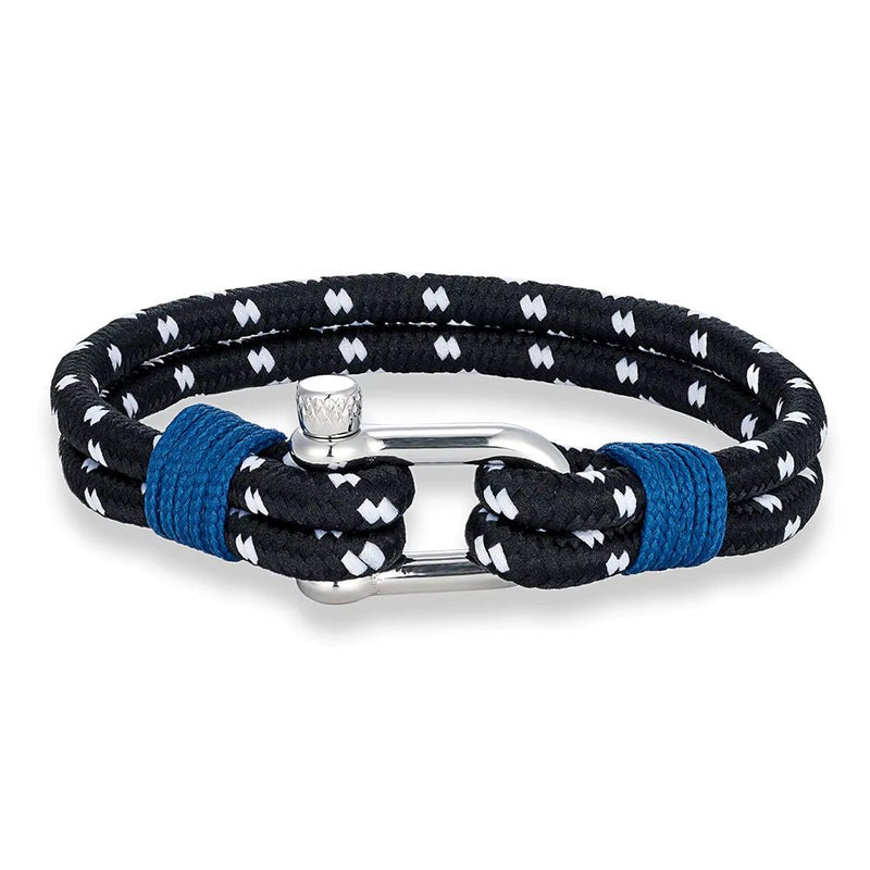 Bracelet marin noir à motifs blancs avec corde nautique, fermoir mousqueton argenté et détails en fil bleu vif.