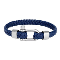 Bracelet homme en cuir tressé bleu marine avec fermoir manille en acier inoxydable brillant, largeur 8 mm.