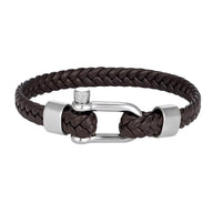 Bracelet homme en cuir marron tressé de 8 mm avec fermoir acier manille argenté au style moderne et audacieux.