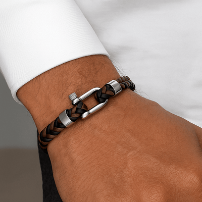 Bracelet homme en cuir tressé noir et brun, larg. 8mm, fermoir mousqueton acier style manille, design moderne et audacieux.