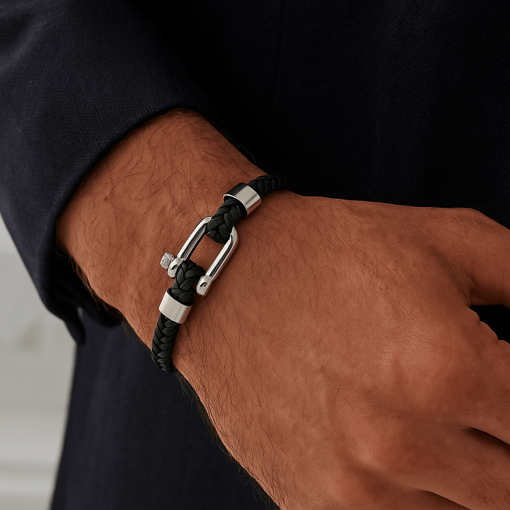 Bracelet homme en cuir noir tressé 8mm avec fermoir mousqueton acier argenté style manille, design moderne.