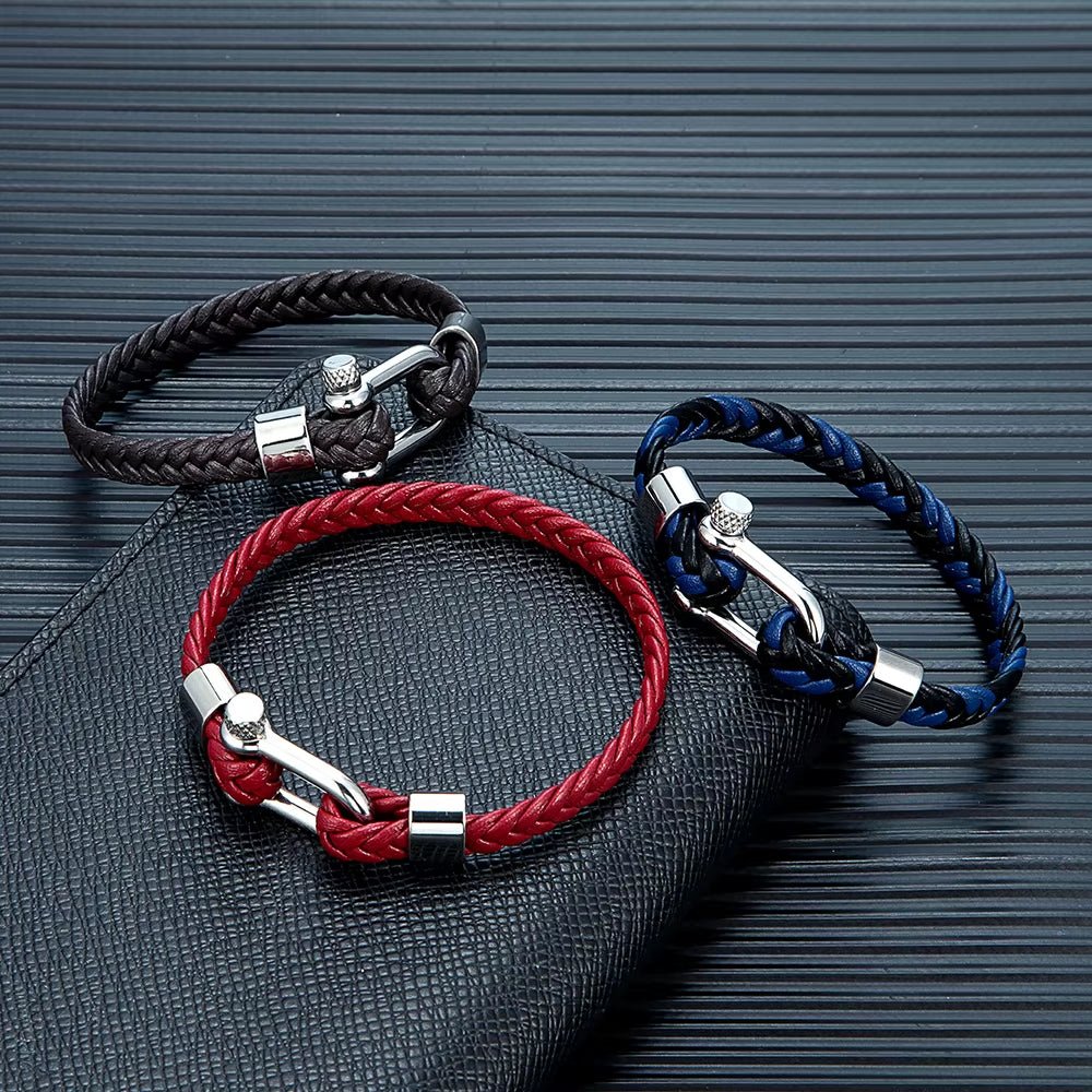 Bracelets homme cuir tressé 8mm avec fermoir manille en acier, couleurs noir, rouge et bleu, look moderne et audacieux.