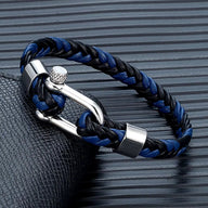 Bracelet homme en cuir tressé bleu et noir 8mm avec fermoir mousqueton en acier style manille, design moderne et robuste.