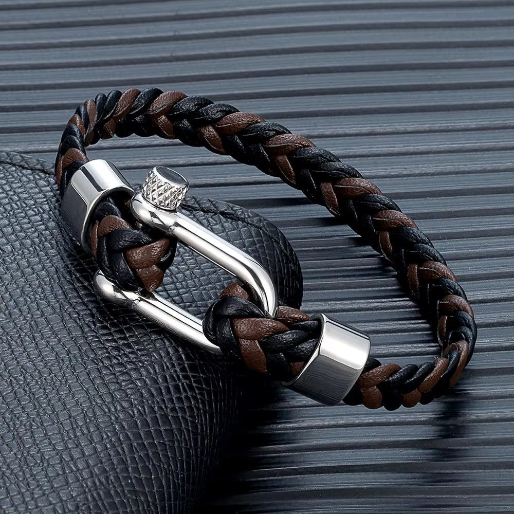 Bracelet homme en cuir tressé noir et marron avec fermoir mousqueton acier inoxydable style manille, 8mm de large, look.