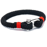Bracelet pour homme en corde tressée noire avec détail rouge et fermoir mousqueton en acier inoxydable.
