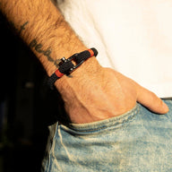 Bracelet mousqueton homme en corde noire et rouge tressée avec fermoir acier inoxydable noir mat.