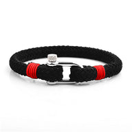 Bracelet homme en corde noire tressée avec détails rouges et fermoir mousqueton en acier inoxydable brillant.