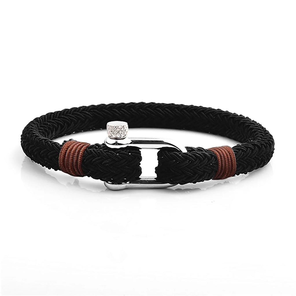 Bracelet pour homme en corde tressée noire avec détails marron et fermoir mousqueton en acier inoxydable brillant.