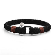Bracelet pour homme en corde tressée noire avec détails marron et fermoir mousqueton en acier inoxydable brillant.
