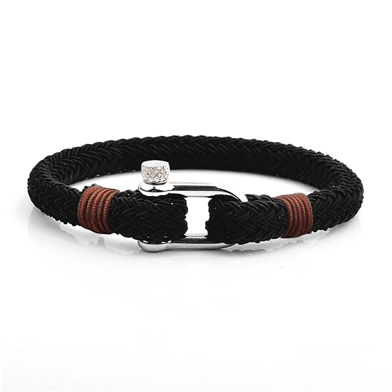 Bracelet pour homme en corde tressée noire avec détails marron et fermoir mousqueton en acier inoxydable brillant.