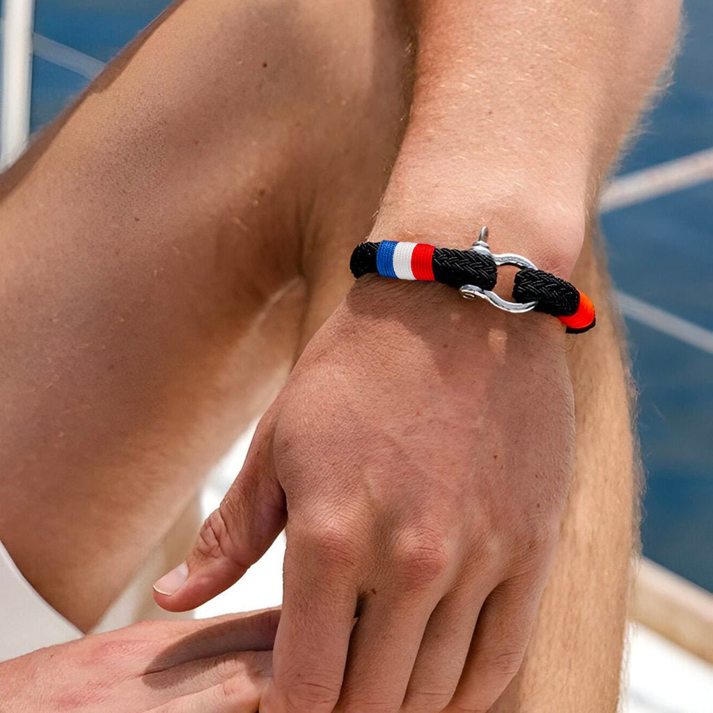 Bracelet masculin en coton noir avec détail drapeau français et fermoir mousqueton acier inoxydable.
