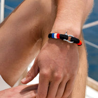 Bracelet masculin en coton noir avec détail drapeau français et fermoir mousqueton acier inoxydable.