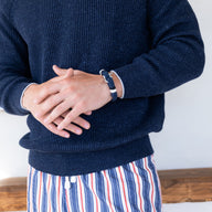 Bracelet pour homme en coton bleu marine avec fermoir mousqueton en acier inoxydable, style nautique.