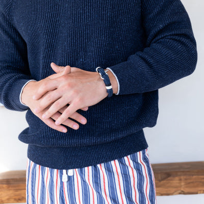 Bracelet pour homme en coton bleu marine avec fermoir mousqueton en acier inoxydable, style nautique.