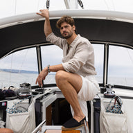 Bracelet mousqueton en coton bleu marine et acier inoxydable porté sur poignet masculin, style décontracté, voilier en.