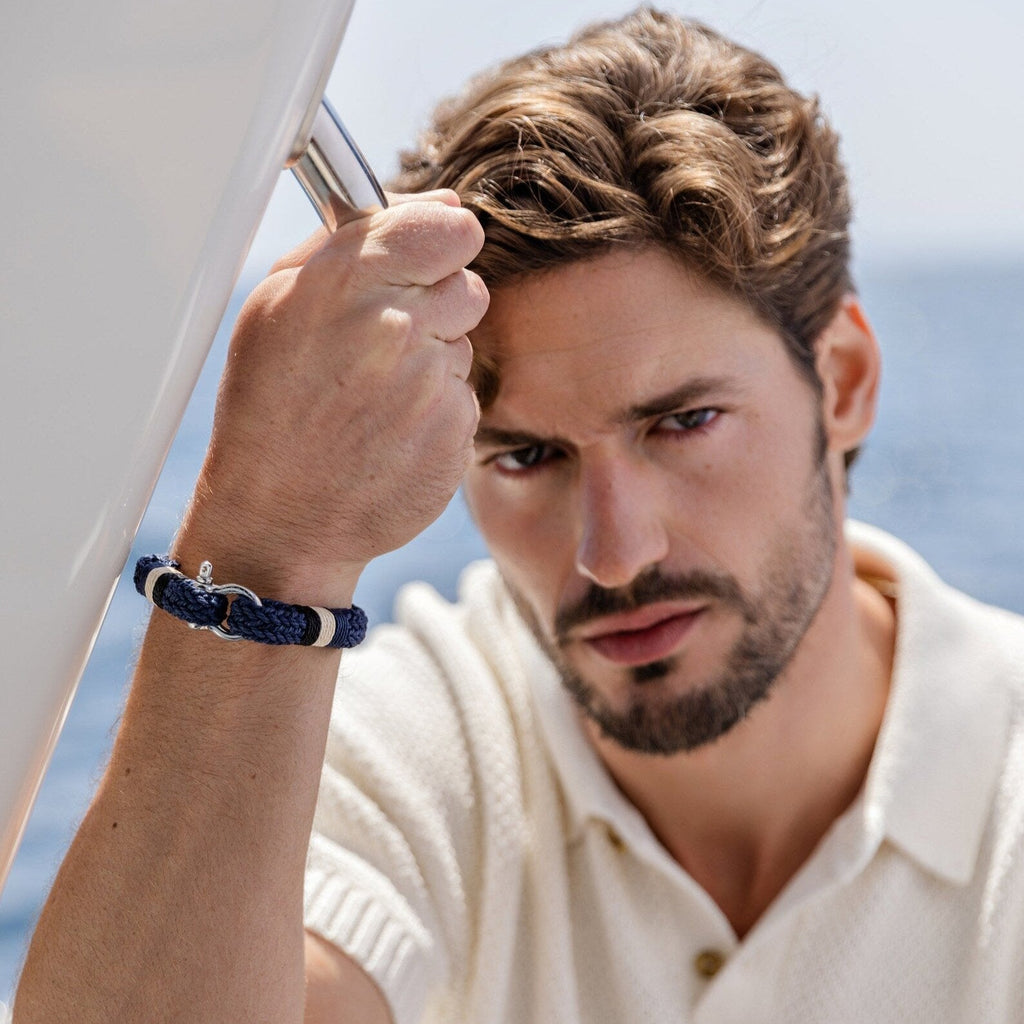 Bracelet homme bleu marine en coton tressé avec mousqueton en acier inoxydable.
