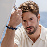 Bracelet homme bleu marine en coton tressé avec mousqueton en acier inoxydable.