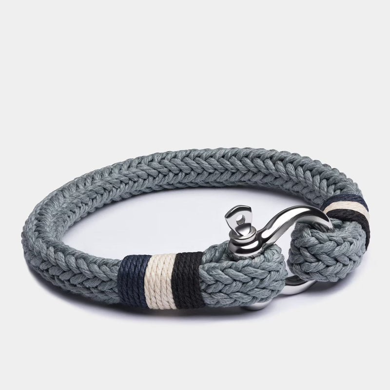 Bracelet homme tressé gris en coton avec fermoir mousqueton en acier inoxydable et détails bleus et blancs.