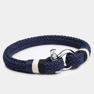 Bracelet homme en coton tressé bleu marine avec mousqueton en acier inoxydable argenté et détails beige.