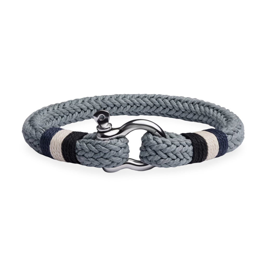 Bracelet homme gris en coton tressé avec fermoir mousqueton en acier inoxydable et détails rayés noirs et blancs.