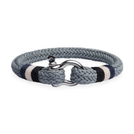 Bracelet homme gris en coton tressé avec fermoir mousqueton en acier inoxydable et détails rayés noirs et blancs.