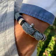 Bracelet homme gris en coton tressé avec fermoir mousqueton en acier inoxydable, style casual.