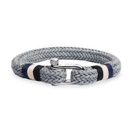 Bracelet homme en coton gris tressé avec fermoir mousqueton en acier inoxydable brillant.