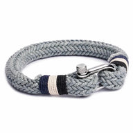 Bracelet homme gris en coton tressé avec fermoir mousqueton en acier inoxydable et détails en corde noire et beige.
