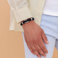 Bracelet homme noir en coton tressé avec fermoir mousqueton en acier inoxydable.