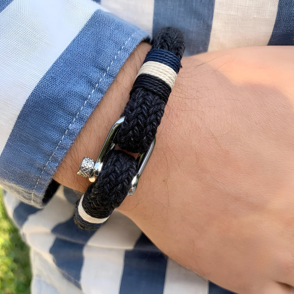 Bracelet homme noir en coton tressé avec détails en acier inoxydable et mousqueton élégant.