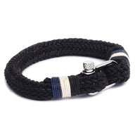 Bracelet homme noir en coton tressé avec mousqueton acier inoxydable et détails bleu et blanc.