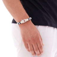 Bracelet beige en coton tressé avec mousqueton en acier inoxydable, style masculin.