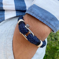Bracelet homme en coton bleu marine tressé avec fermoir mousqueton en acier inoxydable argenté.