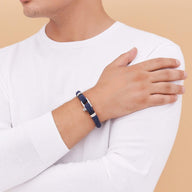 Bracelet homme bleu marine en coton avec fermoir mousqueton en acier inoxydable.