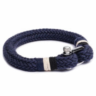 Bracelet homme bleu marine en coton tressé avec fermoir mousqueton en acier inoxydable et détail beige.