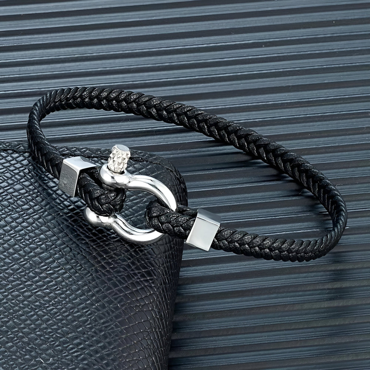 Bracelet homme en cuir noir tressé avec mousqueton en acier inoxydable argenté style moderne.