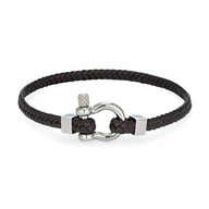 Bracelet pour homme en cuir tressé noir avec fermoir mousqueton en acier inoxydable brillant.