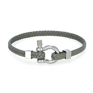 Bracelet homme en cuir tressé gris avec fermoir mousqueton en acier inoxydable brillant.