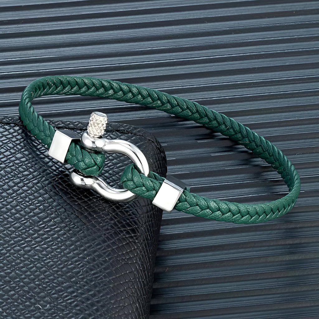Bracelet homme en cuir vert tressé avec mousqueton en acier inoxydable poli.