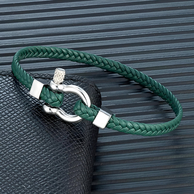 Bracelet homme en cuir vert tressé avec mousqueton en acier inoxydable poli.