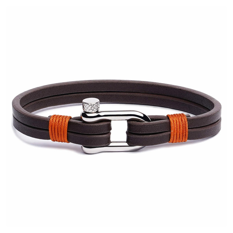 Bracelet homme en cuir marron double tour avec mousqueton acier inox et corde orange.