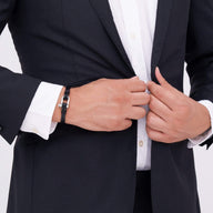 Bracelet homme noir en cuir avec fermoir mousqueton en acier inoxydable, style épuré.