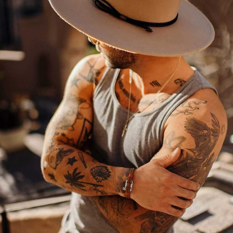 Bracelet homme en cuir noir et rouge avec fermoir mousqueton en acier inoxydable, style urbain.